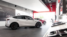 Mimo wszystko, Tesla prowadzi! Rewolucja autonomii nadchodzi