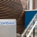 Coinbase łączy giełdę z krypto. Nowy produkt na akcje i Bitcoina