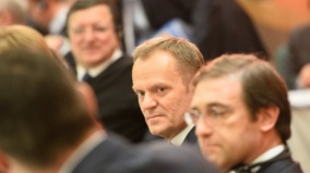 Nagła zmiana: Premier Tusk odwołuje Rzecznika Finansowego przed końcem kadencji!